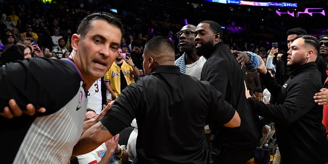 Shannon Sharpe y Tee Morant, padre del No. 12 Ja Morant de los Grizzlies de Memphis, están separados por seguridad y árbitros después de un altercado verbal entre Sharp y Morant durante el medio tiempo contra Los Angeles Lakers en Crypto.com Arena el 20 de enero.  2023 en Los Ángeles.