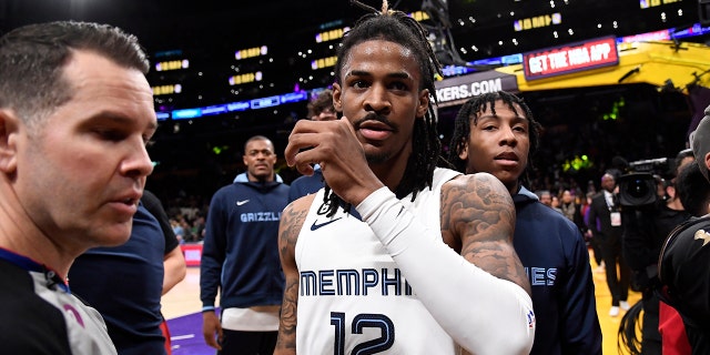 LOS ANGELES, CA - 20. JANUAR: Ja Morant #12 der Memphis Grizzlies wird vom Schiedsrichter nach einer verbalen Auseinandersetzung mit Shannon Sharp während der Halbzeit gegen die Los Angeles Lakers in der Crypto.com Arena am 20. Januar 2023 in Los Angeles, Kalifornien zurückgehalten . 