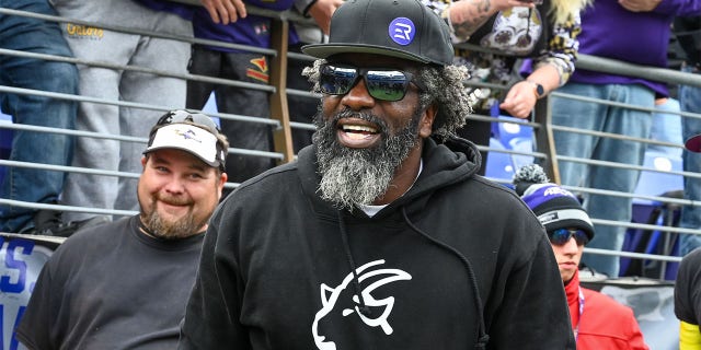 Ed Reed habla con los aficionados al margen antes del partido de los Baltimore Ravens contra los Cleveland Browns en el M and T Bank Stadium de Baltimore el 23 de octubre de 2022.