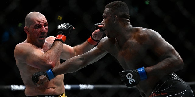 El brasileño Glover Teixera (L) se enfrenta al estadounidense Jamahal Hill en su pelea por el título de peso semipesado en el evento Ultimate Fighting Championship (UFC) en el Jeunesse Arena en Río de Janeiro, Brasil, el 21 de enero de 2023. 