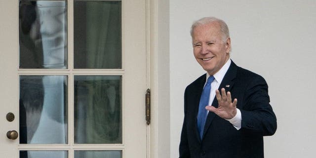 El presidente de los Estados Unidos, Joe Biden, camina hacia la Oficina Oval después de regresar a la Casa Blanca en Washington, DC, el 23 de enero de 2023.
