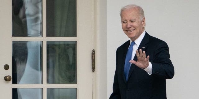 El presidente de los Estados Unidos, Joe Biden, camina hacia la Oficina Oval después de regresar a la Casa Blanca en Washington, DC, el 23 de enero de 2023.