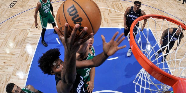 El #1 de Orlando Magic, Jonathan Isaac, se dirige a la canasta durante el juego contra los Boston Celtics el 23 de enero de 2023 en el Amway Center en Orlando, Florida. 