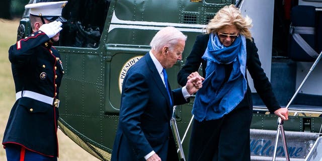 El presidente de los Estados Unidos, Joe Biden, ayuda a la primera dama, la Dra. Jill Biden, a salir del Marine One en el jardín sur de la Casa Blanca el lunes 23 de enero de 2023.