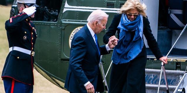 El presidente de los Estados Unidos, Joe Biden, ayuda a la primera dama, la Dra. Jill Biden, a salir del Marine One en el jardín sur de la Casa Blanca el lunes 23 de enero de 2023.