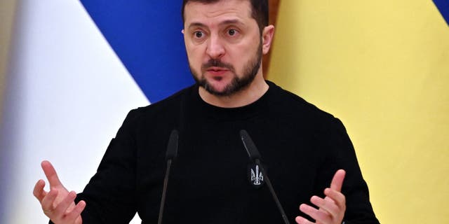 Presiden Ukraina Volodymyr Zelensky memberi isyarat ketika dia berbicara selama konferensi pers bersama dengan mitranya dari Finlandia setelah pembicaraan mereka di Kyiv, pada 24 Januari 2023, di tengah invasi militer Rusia di Ukraina.