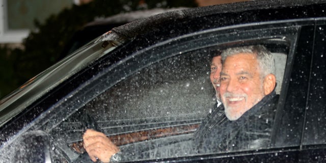 Pitt et Clooney ont également été vus en train de rire ensemble alors qu'ils étaient assis dans un véhicule bleu foncé sur le plateau. 
