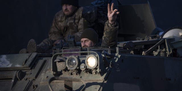 Se ve a los soldados ucranianos camino al frente con sus vehículos militares blindados mientras continúan los ataques en el frente de Donbass, durante la guerra entre Rusia y Ucrania en el Óblast de Donetsk, Ucrania, el 24 de enero de 2023. 