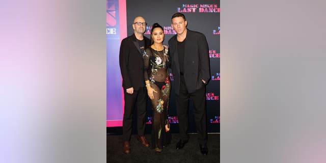 Director Steven Soderbergh joined the stars on the red carpet. He wore a black suit with a graphic T-shirt underneath and dark brown dress shoes.