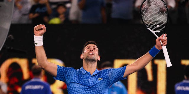 Novak Djokovic celebra después de ganar su partido de semifinales en el torneo de tenis Grand Slam del Abierto de Australia en Melbourne Park en Melbourne, Australia, el 27 de enero de 2023.