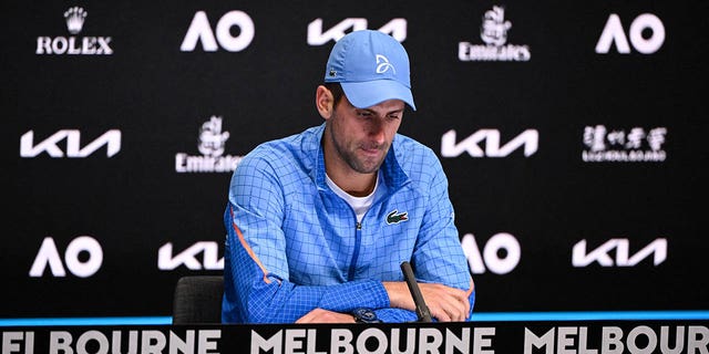 Novak Djokovic de Serbia da una conferencia de prensa después de su victoria sobre Tommy Paul de los Estados Unidos después de su partido de semifinales de individuales masculinos el día 12 del torneo de tenis del Abierto de Australia en Melbourne el 27 de enero de 2023. 