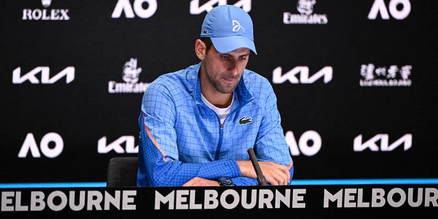 Novak Djokovic de Serbia da una conferencia de prensa después de su victoria sobre Tommy Paul de los Estados Unidos después de su partido de semifinales de individuales masculinos el día 12 del torneo de tenis del Abierto de Australia en Melbourne el 27 de enero de 2023. 