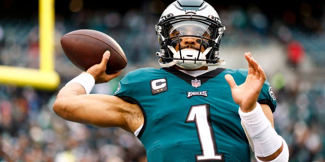 Jalen Hurts #1 de los Philadelphia Eagles se calienta antes del partido de fútbol de la NFL por el Campeonato de la NFC contra los 49ers de San Francisco en el Lincoln Financial Field el 29 de enero de 2023 en Filadelfia, Pensilvania. 