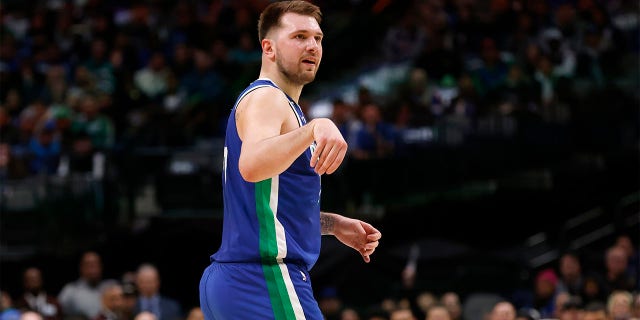 El No. 77 de los Dallas Mavericks, Luka Doncic, hace un gesto después de anotar un gol de campo de tres puntos contra los Detroit Pistons en la primera mitad en el American Airlines Center el 30 de enero de 2023 en Dallas.