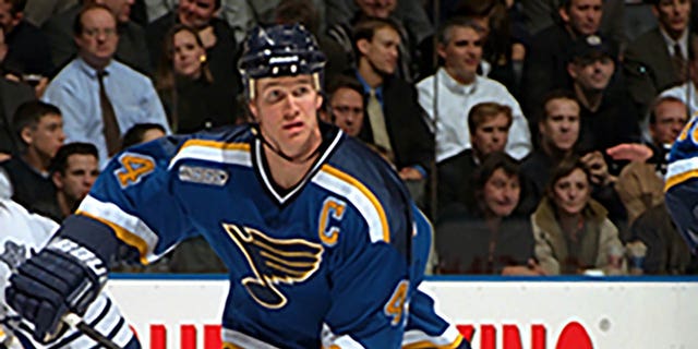 Chris Pronger de los St. Louis Blues durante el partido de los Maple Leafs el 17 de noviembre de 1999 en el Air Canada Centre en Toronto, Ontario.
