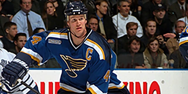 Chris Pronger de los St. Louis Blues durante el partido de los Maple Leafs el 17 de noviembre de 1999 en el Air Canada Centre en Toronto, Ontario.