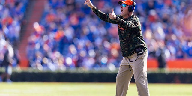 El entrenador en jefe asistente de los Florida Gators, Tim Brewster, señala durante el primer cuarto de un juego contra los Samford Bulldogs en el estadio Ben Hill Griffin en Gainesville, Florida, el 13 de noviembre de 2021.