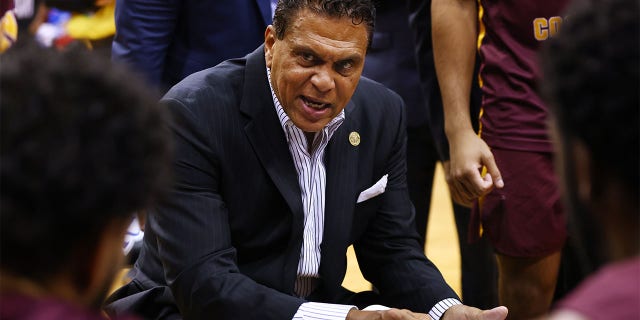 El entrenador en jefe de los Bethune-Cookman Wildcats, Reggie Theus, habla con su equipo durante la segunda mitad de un partido contra los Seton Hall Pirates en el Prudential Center en Newark, Nueva Jersey, el 28 de noviembre de 2021.