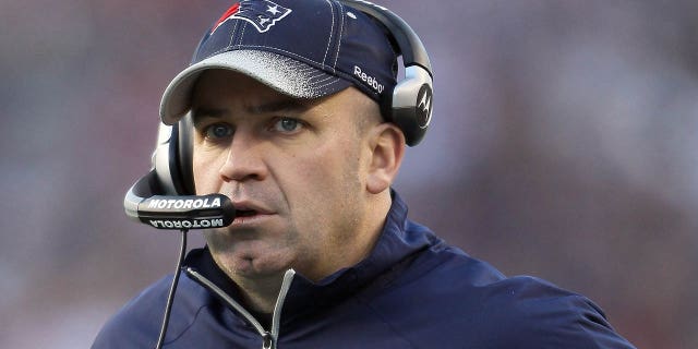 Bill O'Brien de los New England Patriots al margen en la segunda mitad contra los Buffalo Bills el 1 de enero de 2012 en el Gillette Stadium en Foxboro, Massachusetts.  