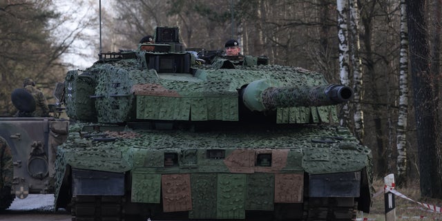 Новый тяжелый боевой танк Leopard 2 A7V из состава 9-й учебной танковой бригады Бундесвера стоит во время визита министра обороны Кристин Ламбрехт на военный полигон Бундесвера в Мюнстере, Германия, 7 февраля 2022 года.