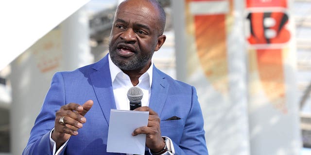 El director ejecutivo de la NFLPA, DeMaurice Smith, habla con los medios el 9 de febrero de 2022 en el Champions Field de la NFL Network en el NFL Media Building en el campus del SoFi Stadium en Inglewood, California.