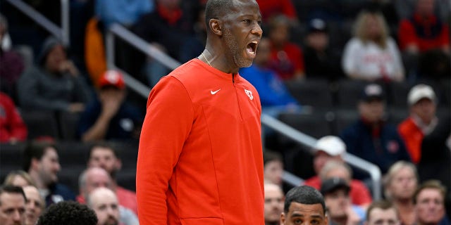 El entrenador en jefe Anthony Grant de los Dayton Flyers reacciona durante el juego contra los Minutemen de Massachusetts en el Capital One Arena el 11 de marzo de 2022 en Washington, DC