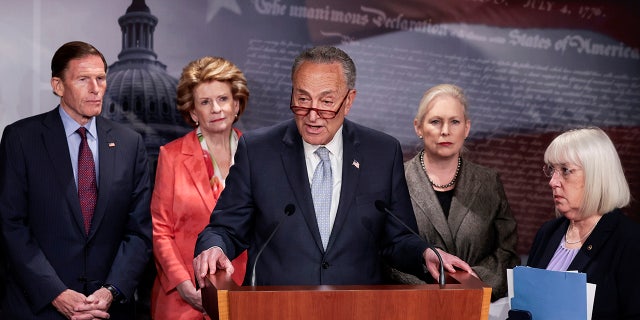 Pemimpin Mayoritas Senat Chuck Schumer, DN.Y., berbicara pada konferensi pers pada 5 Mei 2022, disaksikan oleh Senator Debbie Stabenow, D-Mich.