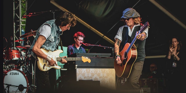 Jeff Beck and Johnny Depp embarked on a world tour in the summer to play their album "18."