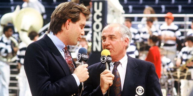 Jim Nantz (izquierda) y Billy Packer transmitieron a los comentaristas de baloncesto universitario de CBS en la cancha para un análisis previo al juego en Storrs, Conn., en 1991. 