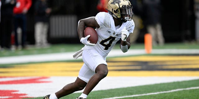 Purdue Boilermakers No. 4 Deion Burks devuelve una patada contra los Maryland Terrapins en el SECU Stadium el 8 de octubre de 2022 en College Park, Maryland. 