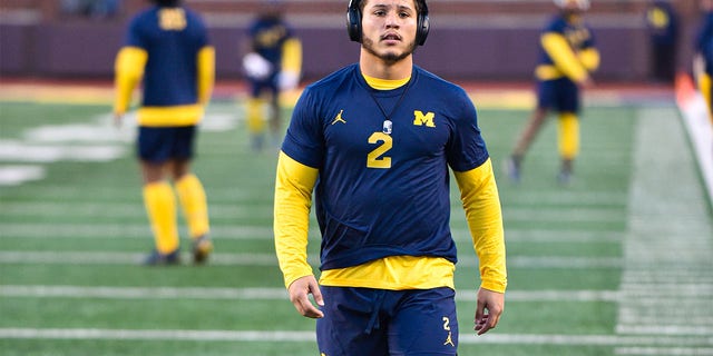 Blake Corum #2 van de Michigan Wolverines wordt gezien terwijl hij zich opwarmt voor een universiteitsvoetbalwedstrijd tegen de Michigan State Spartans in het Michigan Stadium op 29 oktober 2022 in Ann Arbor, Michigan. 