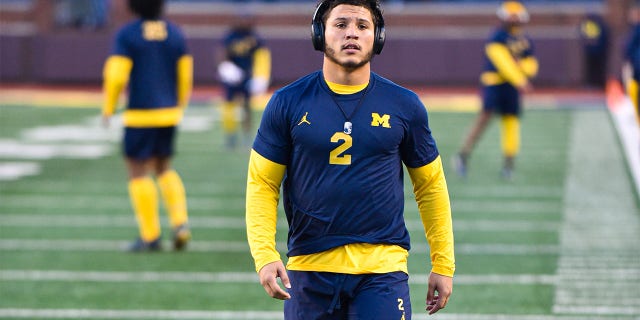 Se ve a Blake Corum #2 de los Michigan Wolverines calentando antes de un partido de fútbol americano universitario contra los Michigan State Spartans en el Michigan Stadium el 29 de octubre de 2022 en Ann Arbor, Michigan. 