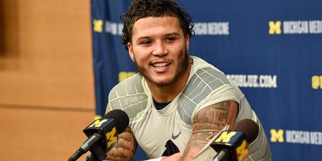 Blake Corum #2 de los Michigan Wolverines habla con la prensa después de un partido de fútbol americano universitario contra los Michigan State Spartans en el Michigan Stadium el 29 de octubre de 2022 en Ann Arbor, Michigan.  Los Michigan Wolverines ganaron el juego 29-7 sobre los Michigan State Spartans. 