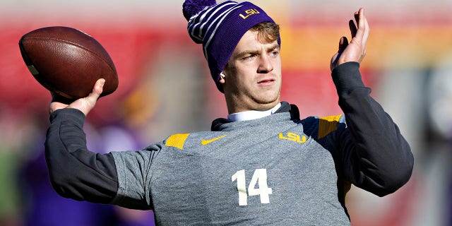 Walker Howard #14 van de LSU Tigers warmt zich op voor een wedstrijd tegen de Arkansas Razorbacks in het Donald W. Reynolds Razorback Stadium op 12 november 2022 in Fayetteville, Arkansas. De Tigers versloegen de Razorbacks met 13-10.