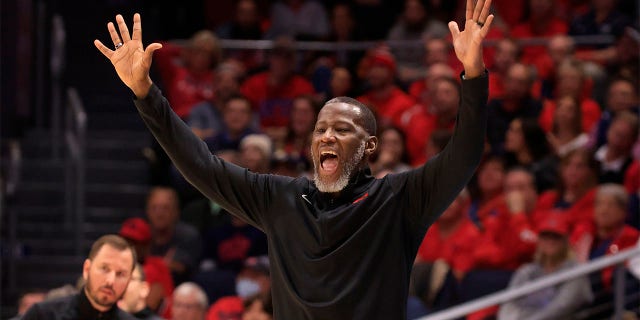 El entrenador en jefe de los Flyers, Anthony Grant, lidera a su equipo contra los Robert Morris Colonials en UD Arena el 19 de noviembre de 2022 en Dayton, Ohio.