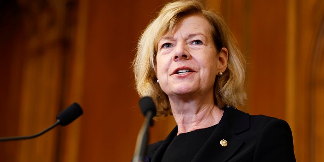 Senator Tammy Baldwin berbicara pada upacara pendaftaran tagihan untuk Undang-Undang Penghormatan terhadap Perkawinan di US Capitol, 8 Desember 2022.