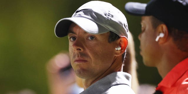 Rory McIlroy de Irlanda del Norte y Tiger Woods de los Estados Unidos en el Partido 7 en Pelican Golf Club el 10 de diciembre de 2022 en Belleair, Florida. 