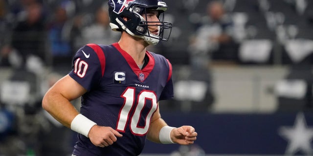 El mariscal de campo de los Houston Texans, Davis Mills (10), quien elegirá primero en general en el Draft de la NFL 2023.