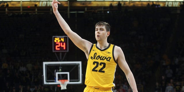 El alero de los Iowa Hawkeyes, Patrick McCaffery, #22, celebra una canasta durante la primera mitad contra los Wisconsin Badgers en Carver-Hawkeye Arena el 11 de diciembre de 2022 en Iowa City, Iowa.