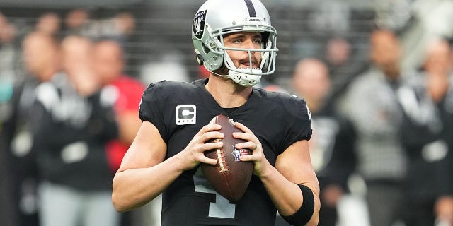 El mariscal de campo de los Raiders de Las Vegas, Derek Carr, busca un lanzamiento durante la primera mitad de un juego contra los Patriotas de Nueva Inglaterra en el Allegiant Stadium el 18 de diciembre de 2022 en Las Vegas. 