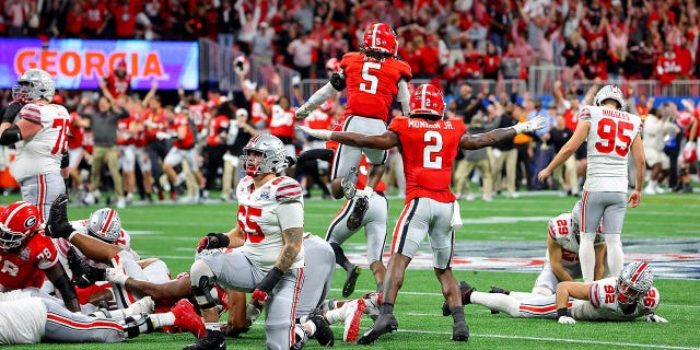 Noah Ruggles #95 de los Ohio State Buckeyes reacciona después de fallar un gol de campo en los últimos segundos del partido contra los Georgia Bulldogs en el Chick-fil-A Peach Bowl en el Mercedes-Benz Stadium el 31 de diciembre de 2022 en Atlanta, Georgia. 