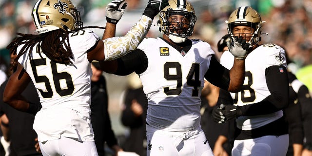 Cameron Jordan (94) y Demario Davis (56) de los New Orleans Saints celebran durante el segundo cuarto contra los Philadelphia Eagles en el Lincoln Financial Field el 1 de enero de 2023 en Filadelfia. 