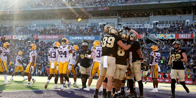 Purdue Boilermakers No. 8 TJ Sheffield celebra un touchdown durante el Cheez-It Citrus Bowl contra los LSU Tigers en el Camping World Stadium el 2 de enero de 2023 en Orlando, Florida. 