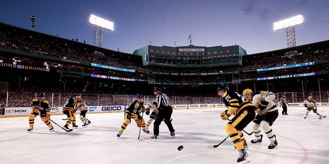 Pandangan umum selama periode ketiga antara Boston Bruins dan Pittsburgh Penguins di Discover NHL Winter Classic 2023 di Fenway Park pada 02 Januari 2023 di Boston, Massachusetts. 
