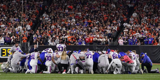 Los jugadores de los Buffalo Bills se reúnen y oran después de que su compañera de equipo Damar Hamlin #3 colapsara en el campo después de hacer una entrada contra los Cincinnati Bengals en el primer cuarto en el Paycor Stadium el 2 de enero de 2023 en Cincinnati, Ohio. 
