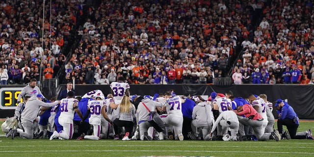 Los jugadores de los Buffalo Bills se reúnen y oran después de que su compañera de equipo Damar Hamlin #3 colapsara en el campo después de hacer una entrada contra los Cincinnati Bengals en el primer cuarto en el Paycor Stadium el 2 de enero de 2023 en Cincinnati, Ohio. 