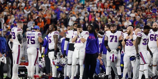 Los jugadores de los Buffalo Bills reaccionan después de que su compañera Damar Hamlin se lesionara durante el juego de los Bengals en el Paycor Stadium el 2 de enero de 2023 en Cincinnati, Ohio.