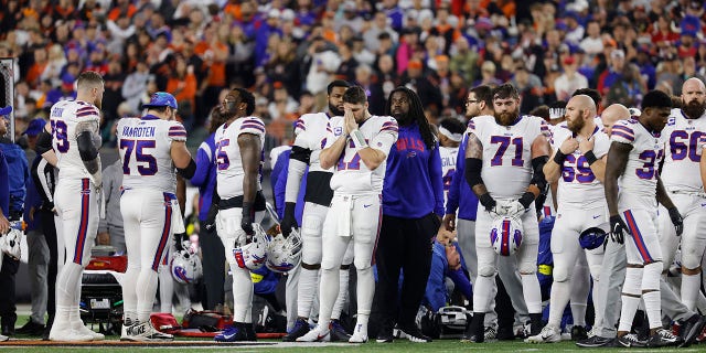 Los jugadores de los Buffalo Bills reaccionan después de que su compañera Damar Hamlin se lesionara durante el juego de los Bengals en el Paycor Stadium el 2 de enero de 2023 en Cincinnati, Ohio.