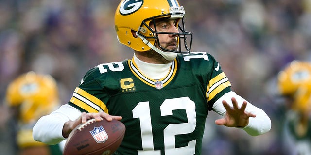 Packers takımından Aaron Rodgers, 1 Ocak 2023'te Green Bay, Wisconsin'de Lambeau Field'da Minnesota Vikings'e karşı atış yapıyor.