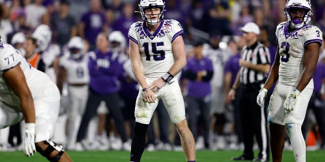 El mariscal de campo de TCU Horned Frogs, Max Duggan, No. 15, hace un gesto durante la segunda mitad del Vrbo Fiesta Bowl contra los Michigan Wolverines en el State Farm Stadium el 31 de diciembre de 2022, en Glendale, Arizona. 